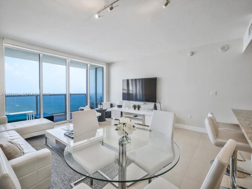 В аренду: $4,200 (1 спален, 1 ванн, 844 Квадратных фут)
