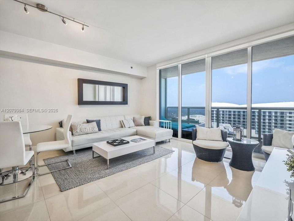 В аренду: $4,200 (1 спален, 1 ванн, 844 Квадратных фут)