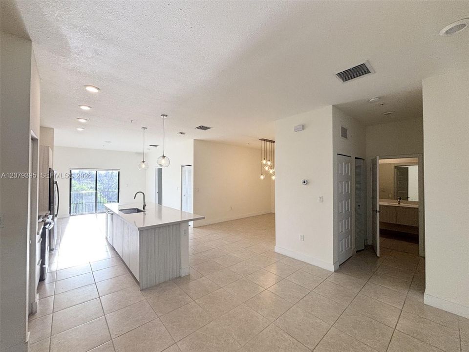 For Rent: $3,000 (2 beds, 2 baths, 1135 Square Feet)