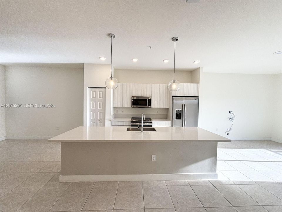 For Rent: $3,000 (2 beds, 2 baths, 1135 Square Feet)