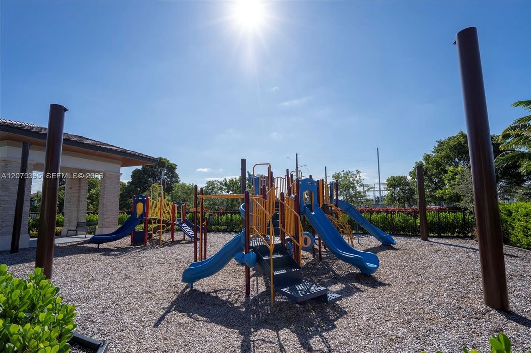 For Rent: $3,000 (2 beds, 2 baths, 1135 Square Feet)