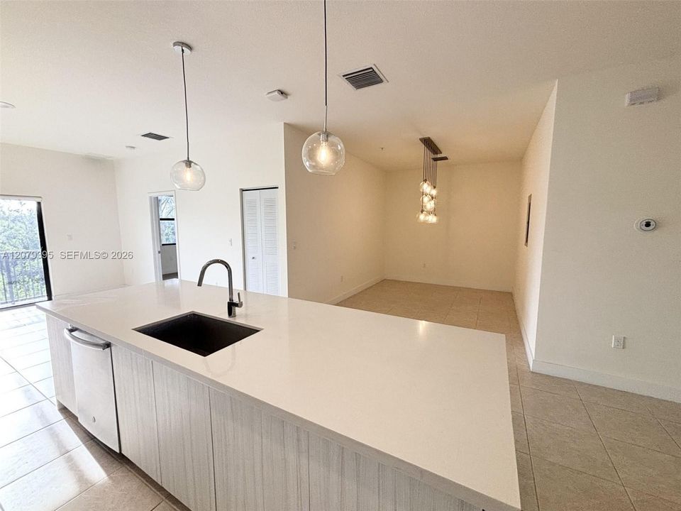 For Rent: $3,000 (2 beds, 2 baths, 1135 Square Feet)