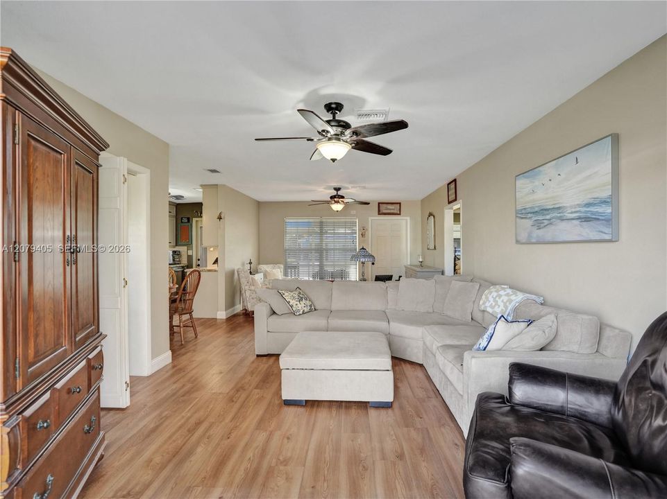 For Sale: $439,900 (3 beds, 1 baths, 1092 Square Feet)