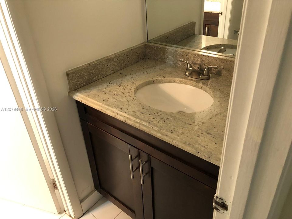 For Rent: $2,000 (2 beds, 1 baths, 863 Square Feet)