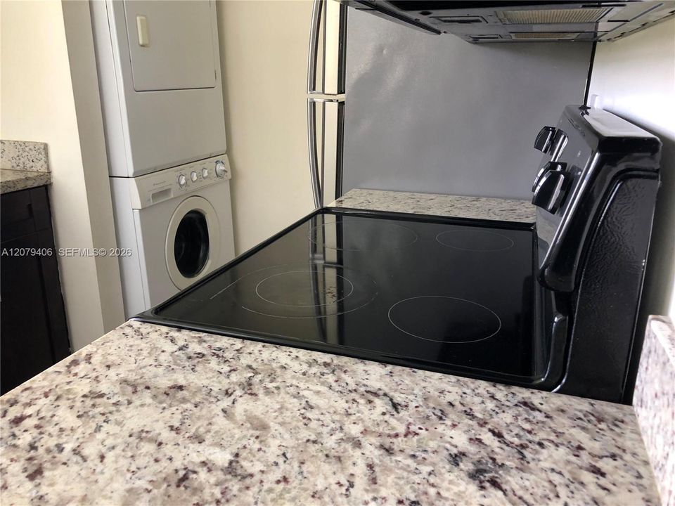 For Rent: $2,000 (2 beds, 1 baths, 863 Square Feet)