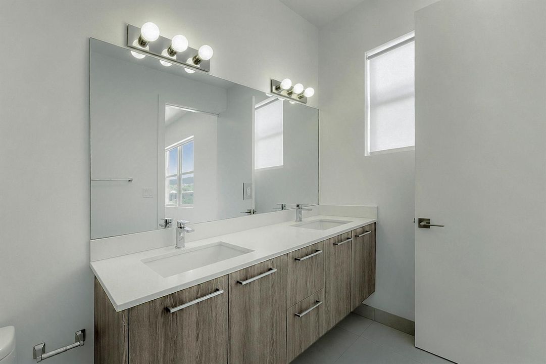 14 Ensuite Bath 2