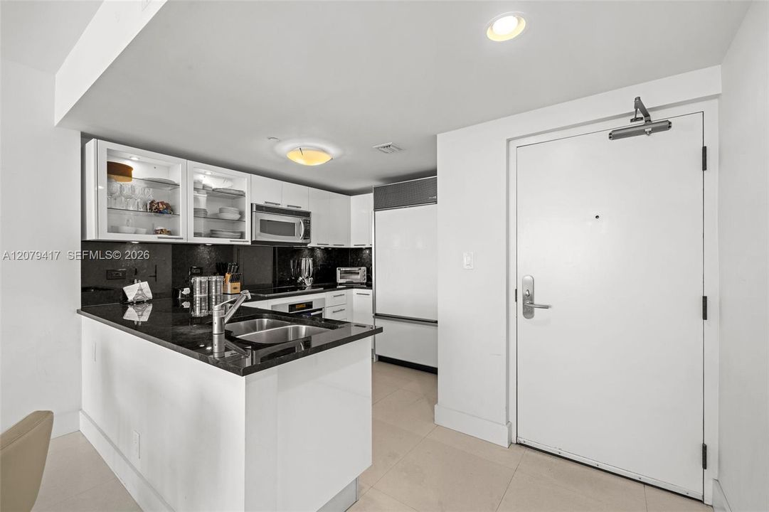 For Sale: $535,000 (1 beds, 1 baths, 873 Square Feet)