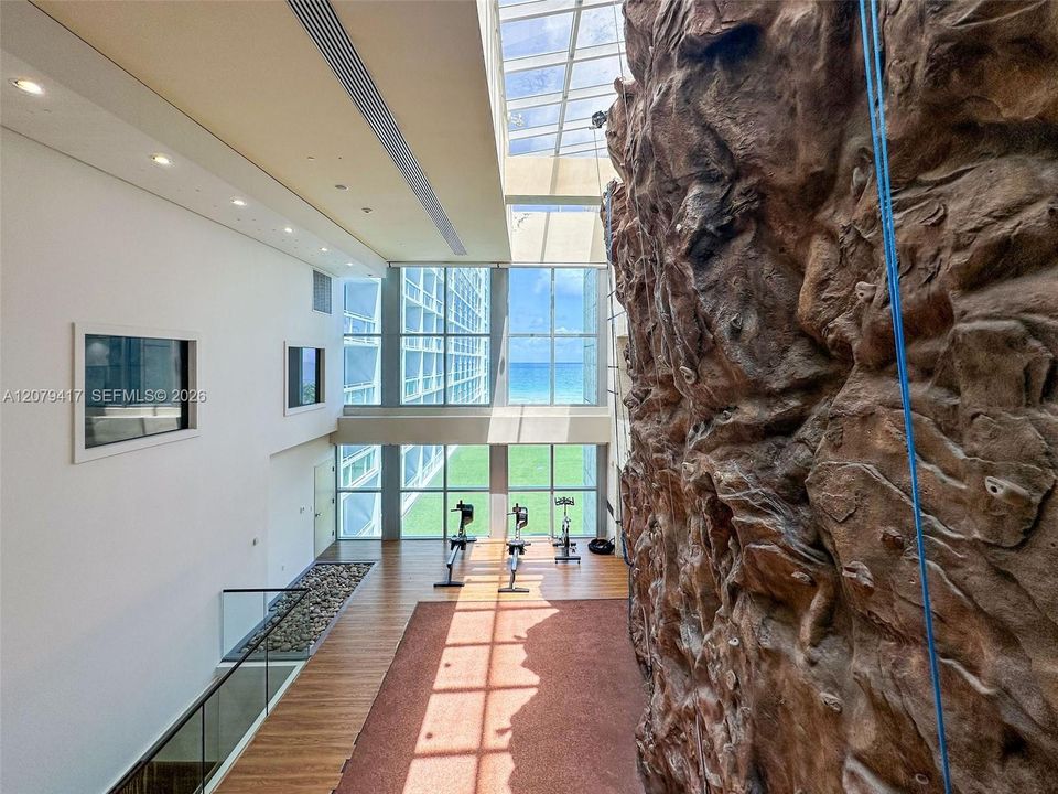 For Sale: $535,000 (1 beds, 1 baths, 873 Square Feet)