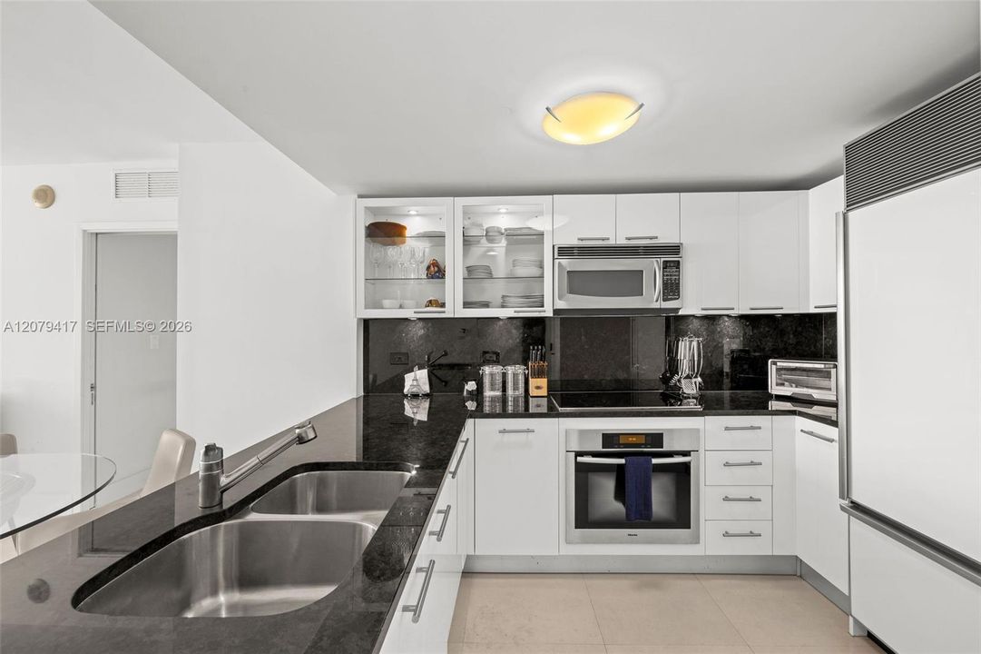 For Sale: $535,000 (1 beds, 1 baths, 873 Square Feet)