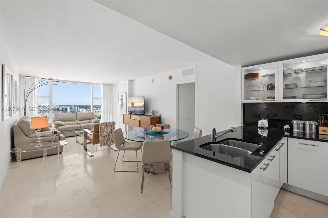 For Sale: $535,000 (1 beds, 1 baths, 873 Square Feet)