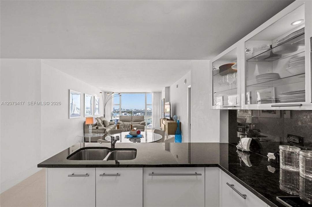 For Sale: $535,000 (1 beds, 1 baths, 873 Square Feet)