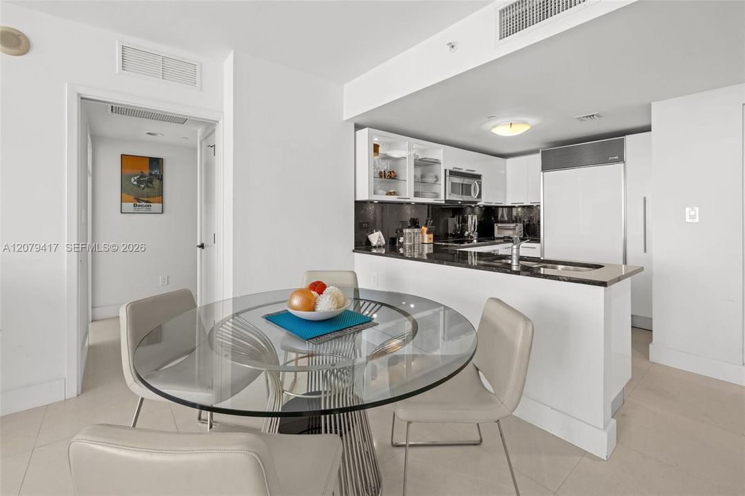 For Sale: $535,000 (1 beds, 1 baths, 873 Square Feet)