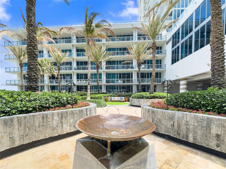 For Sale: $535,000 (1 beds, 1 baths, 873 Square Feet)