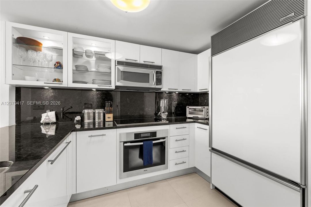 For Sale: $535,000 (1 beds, 1 baths, 873 Square Feet)