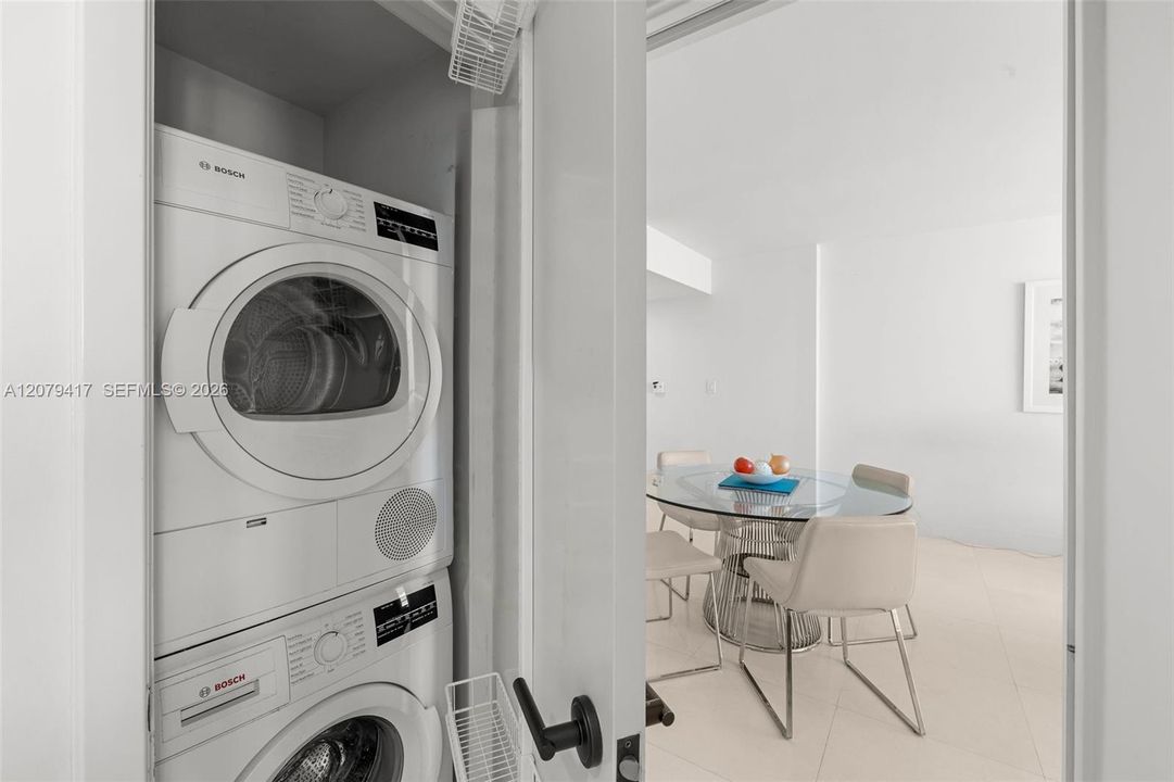 For Sale: $535,000 (1 beds, 1 baths, 873 Square Feet)