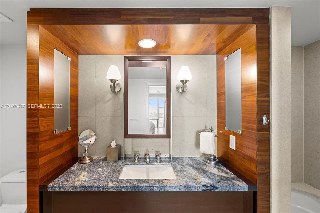 For Sale: $535,000 (1 beds, 1 baths, 873 Square Feet)