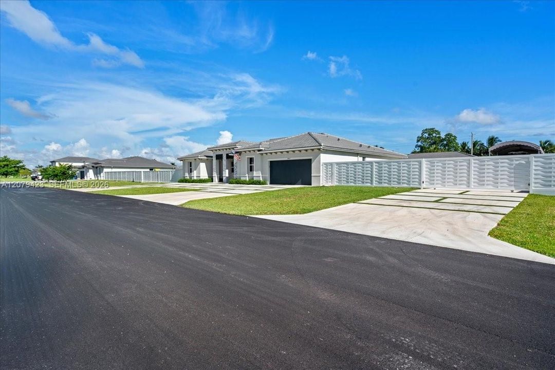 For Sale: $1,375,000 (5 beds, 4 baths, 2838 Square Feet)