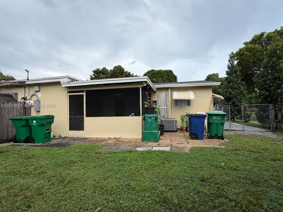 Active With Contract: $375,000 (2 beds, 1 baths, 775 Square Feet)