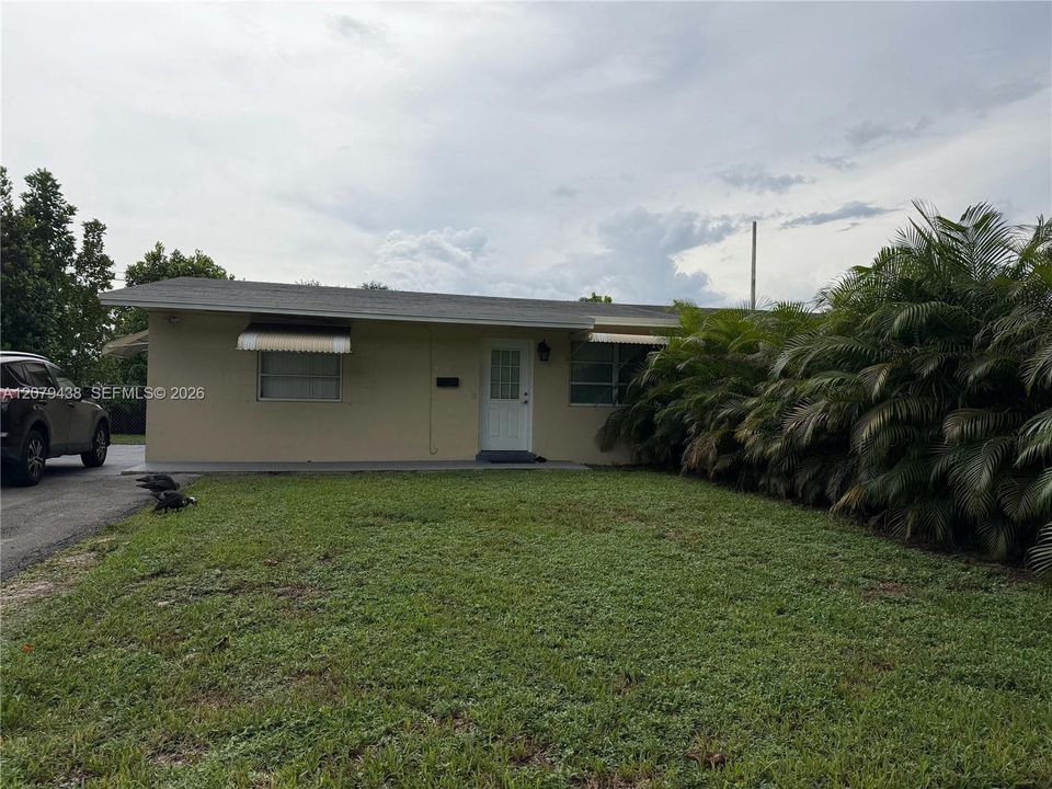 Active With Contract: $375,000 (2 beds, 1 baths, 775 Square Feet)