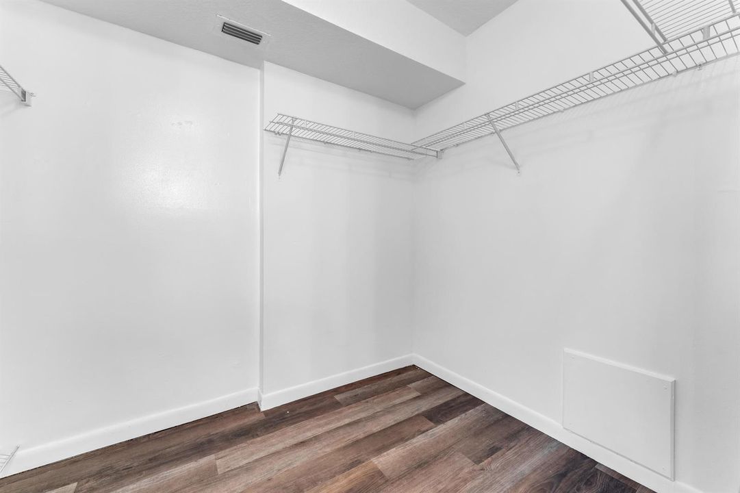 Master closet only shows 1/2