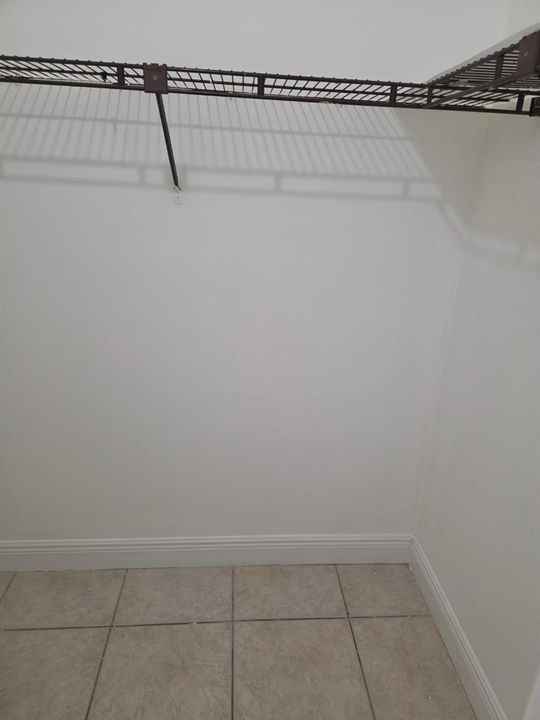 2401 RIVERSIDE APT 306 WALK IN CLOSET