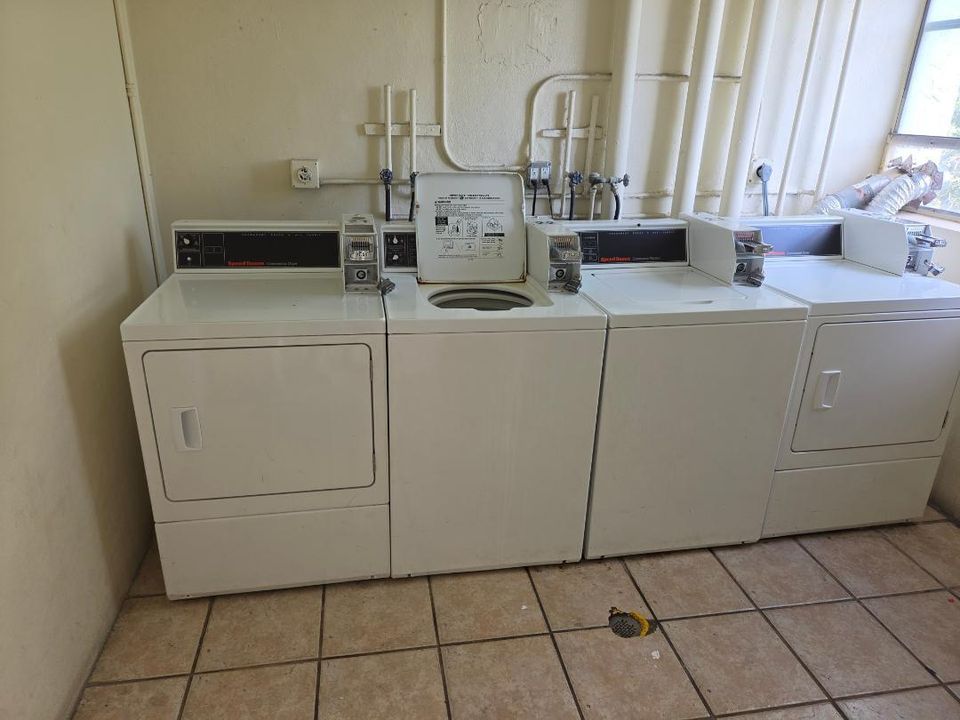 2401 RIVERSIDE APT 306 LAUNDRY ROOM