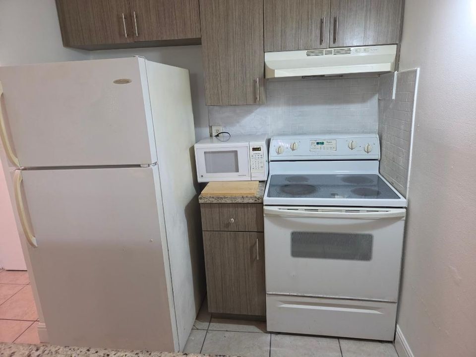 2401 RIVERSIDE APT 306 KITCHEN 2