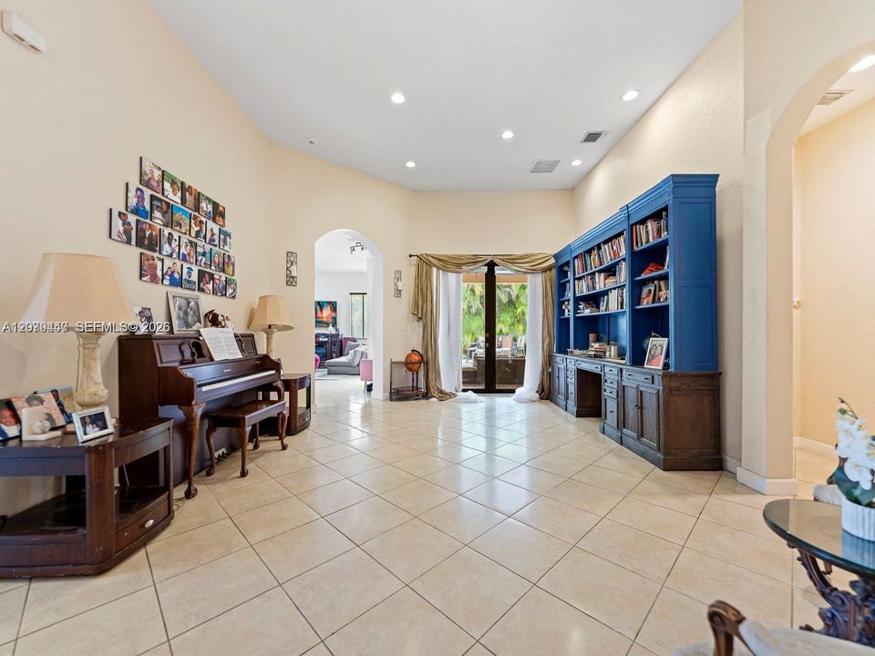 For Sale: $910,000 (5 beds, 4 baths, 3061 Square Feet)