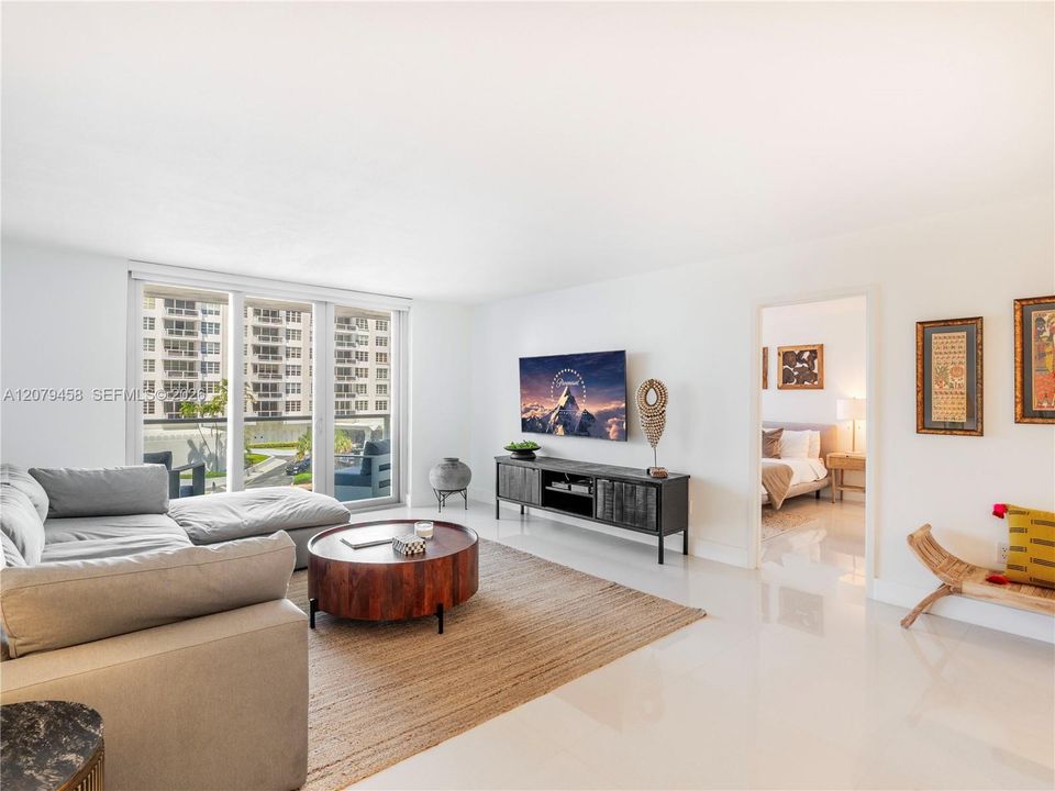 En Venta: $475,000 (1 camas, 2 baños, 824 Pies cuadrados)