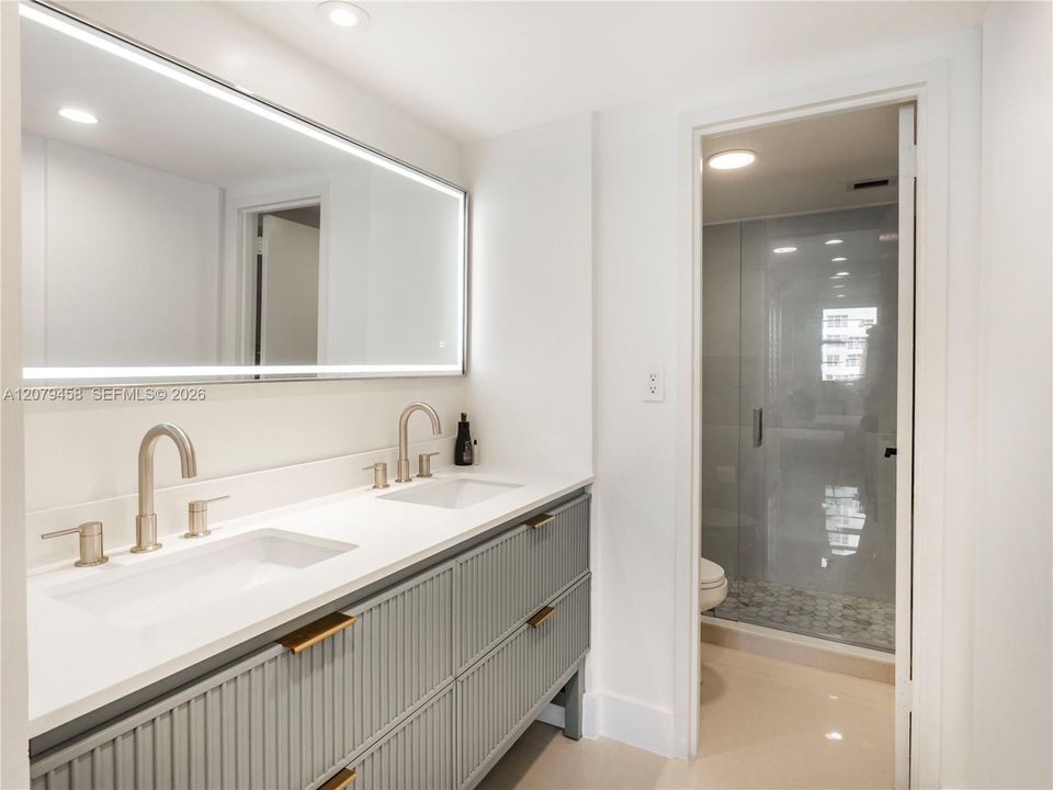 En Venta: $475,000 (1 camas, 2 baños, 824 Pies cuadrados)