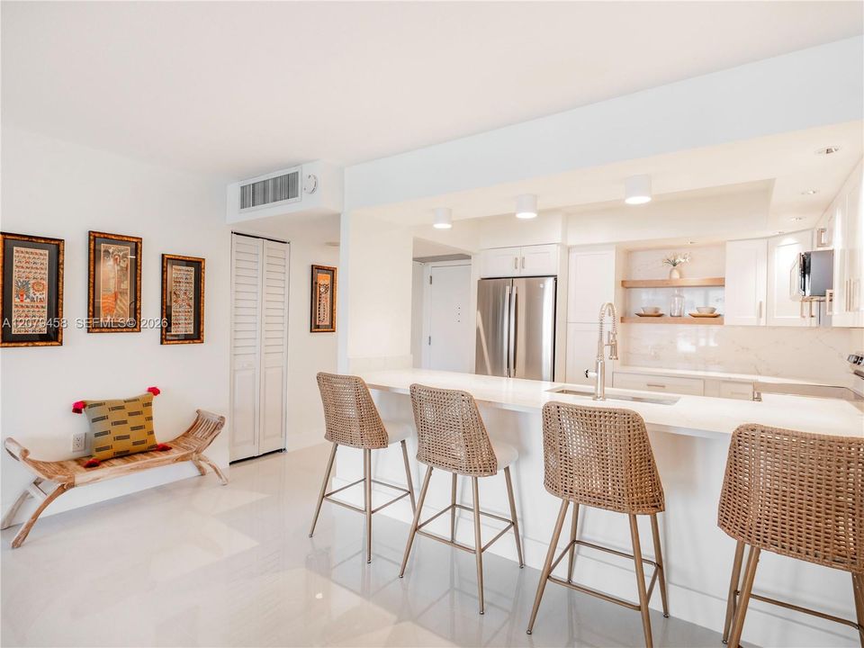 En Venta: $475,000 (1 camas, 2 baños, 824 Pies cuadrados)