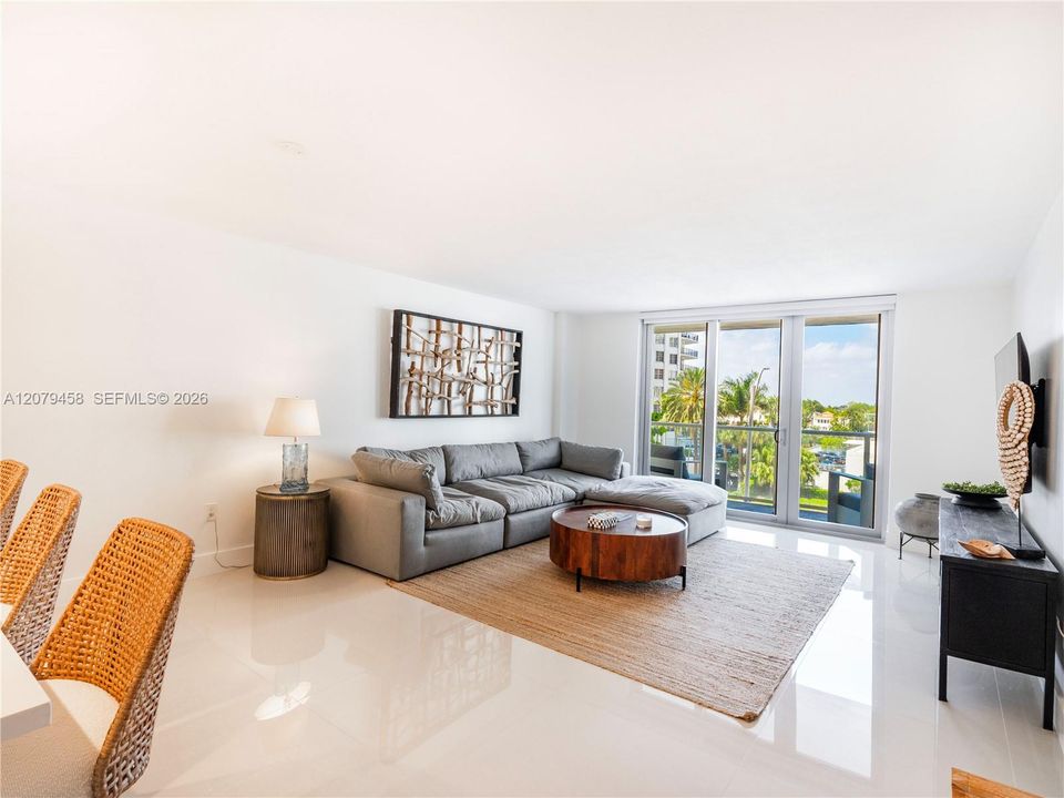 En Venta: $475,000 (1 camas, 2 baños, 824 Pies cuadrados)