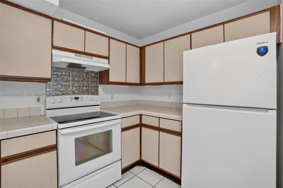 На продажу: $189,000 (2 спален, 2 ванн, 970 Квадратных фут)