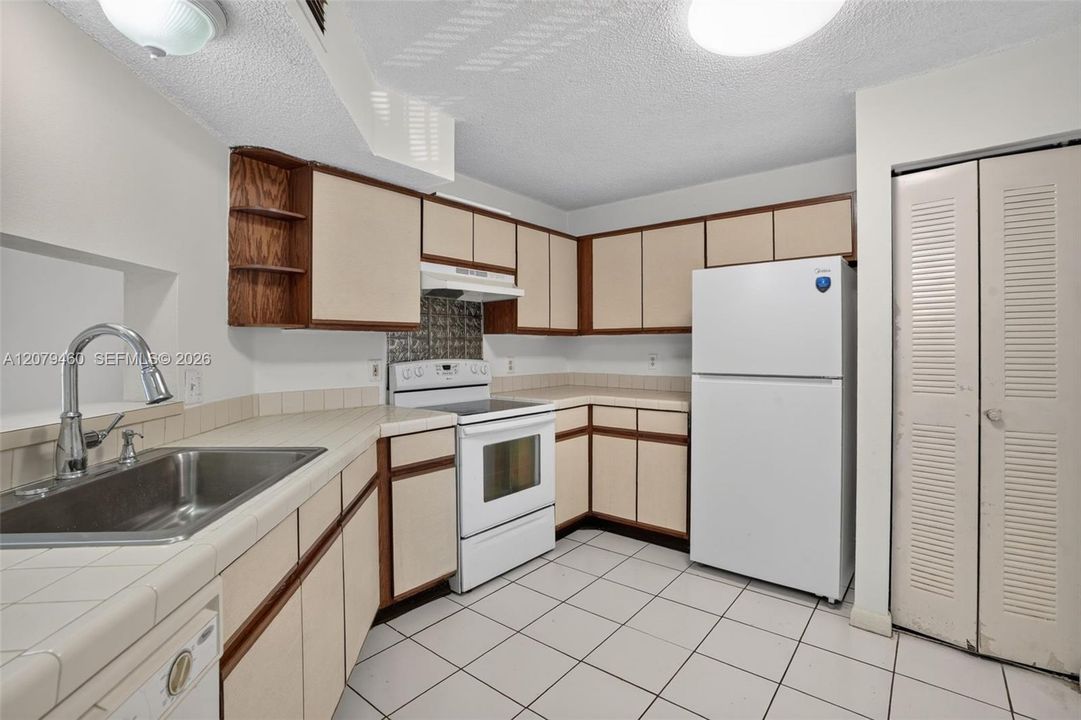 На продажу: $189,000 (2 спален, 2 ванн, 970 Квадратных фут)
