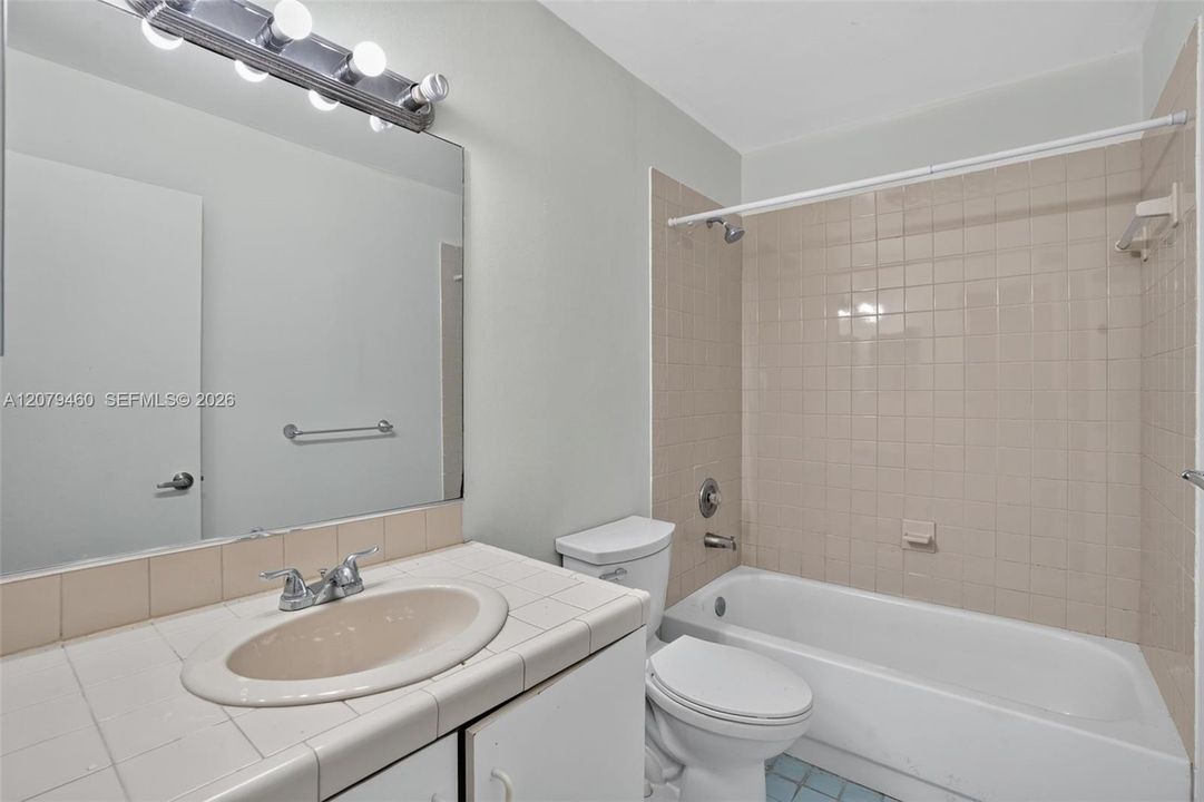 На продажу: $189,000 (2 спален, 2 ванн, 970 Квадратных фут)
