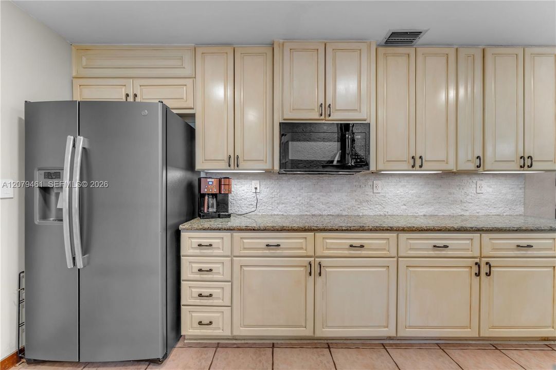 STAINLESS APPLIANCES WITH BUTLER PREP AREA