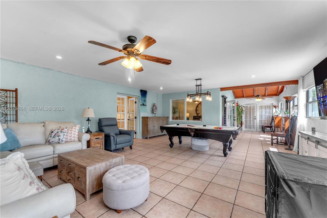 En Venta: $779,000 (4 camas, 2 baños, 2457 Pies cuadrados)