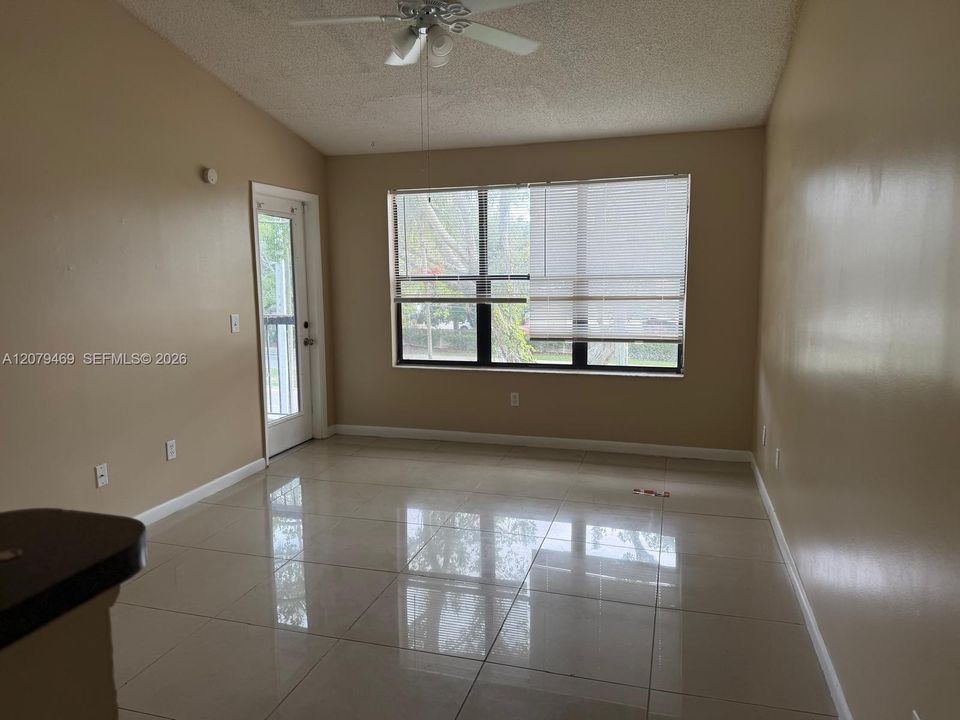 For Rent: $1,425 (1 beds, 1 baths, 600 Square Feet)