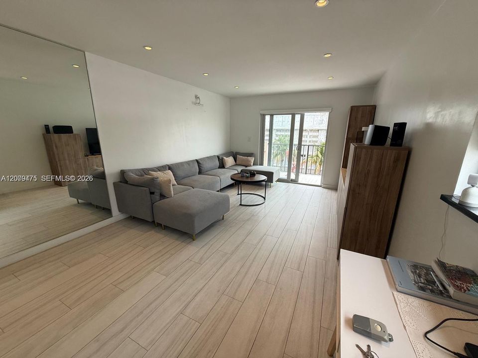 For Rent: $3,800 (2 beds, 2 baths, 1015 Square Feet)