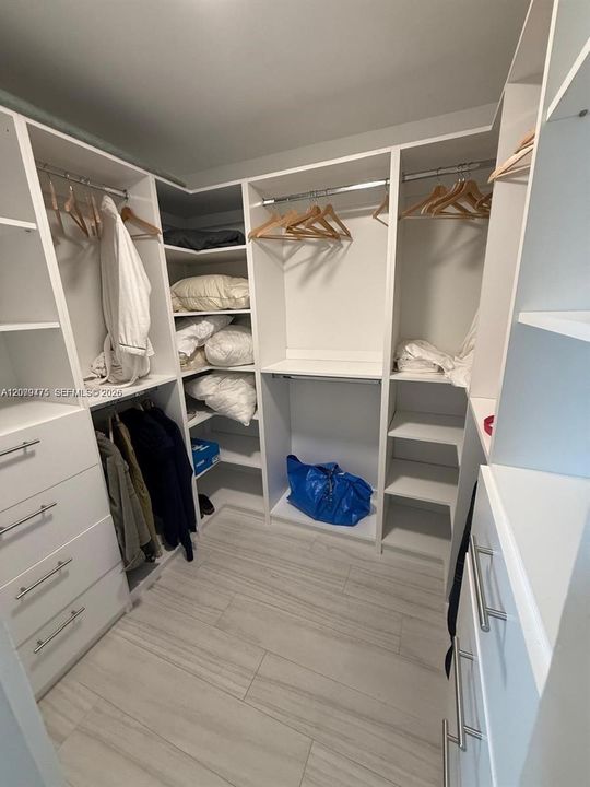 For Rent: $3,800 (2 beds, 2 baths, 1015 Square Feet)