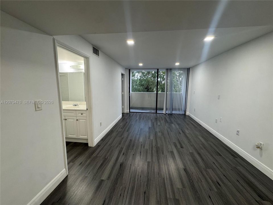 For Rent: $2,000 (1 beds, 1 baths, 721 Square Feet)