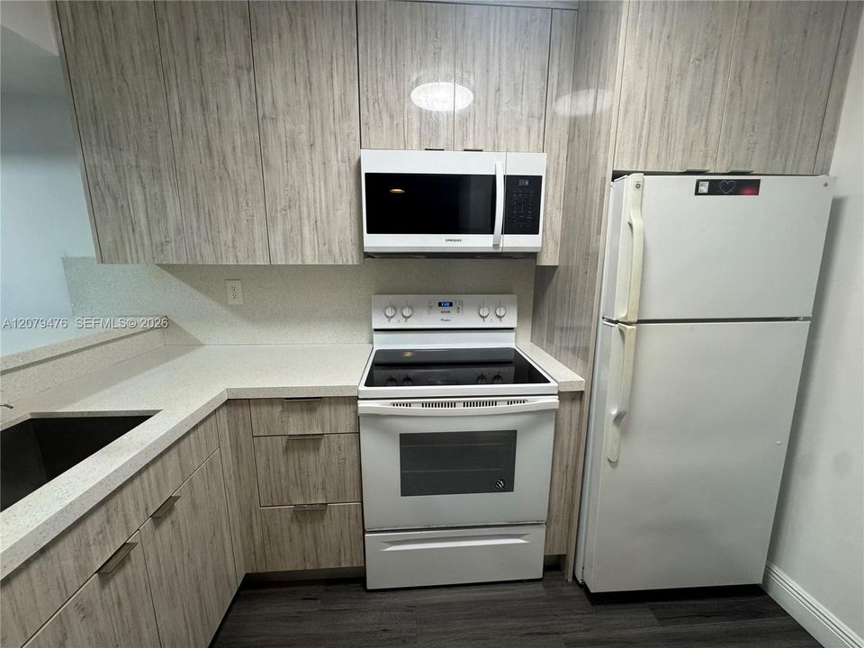 For Rent: $2,000 (1 beds, 1 baths, 721 Square Feet)