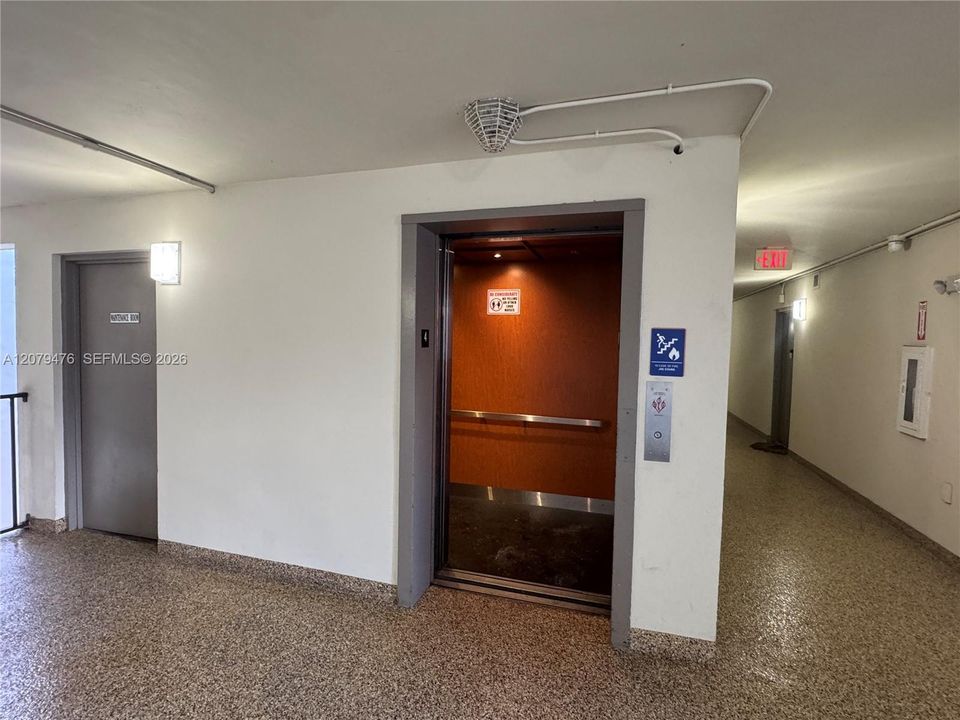 For Rent: $2,000 (1 beds, 1 baths, 721 Square Feet)