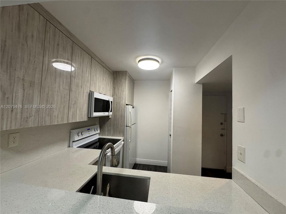 For Rent: $2,000 (1 beds, 1 baths, 721 Square Feet)