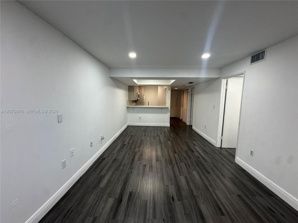 For Rent: $2,000 (1 beds, 1 baths, 721 Square Feet)