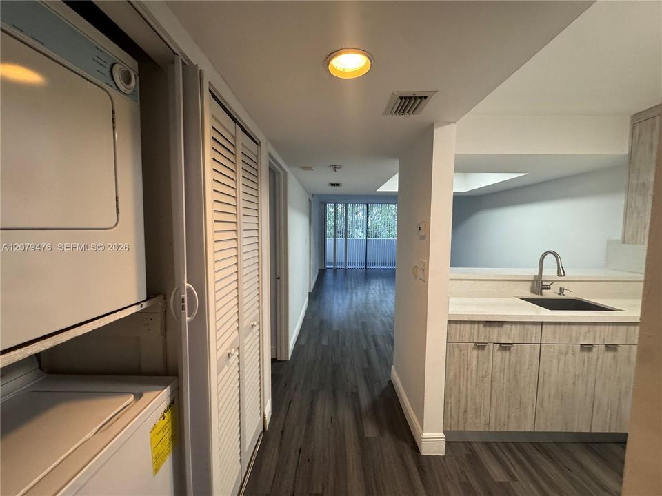 For Rent: $2,000 (1 beds, 1 baths, 721 Square Feet)