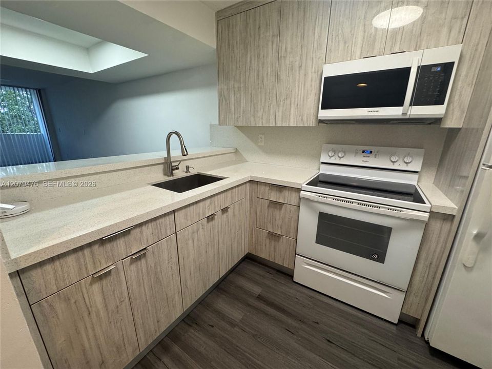 For Rent: $2,000 (1 beds, 1 baths, 721 Square Feet)
