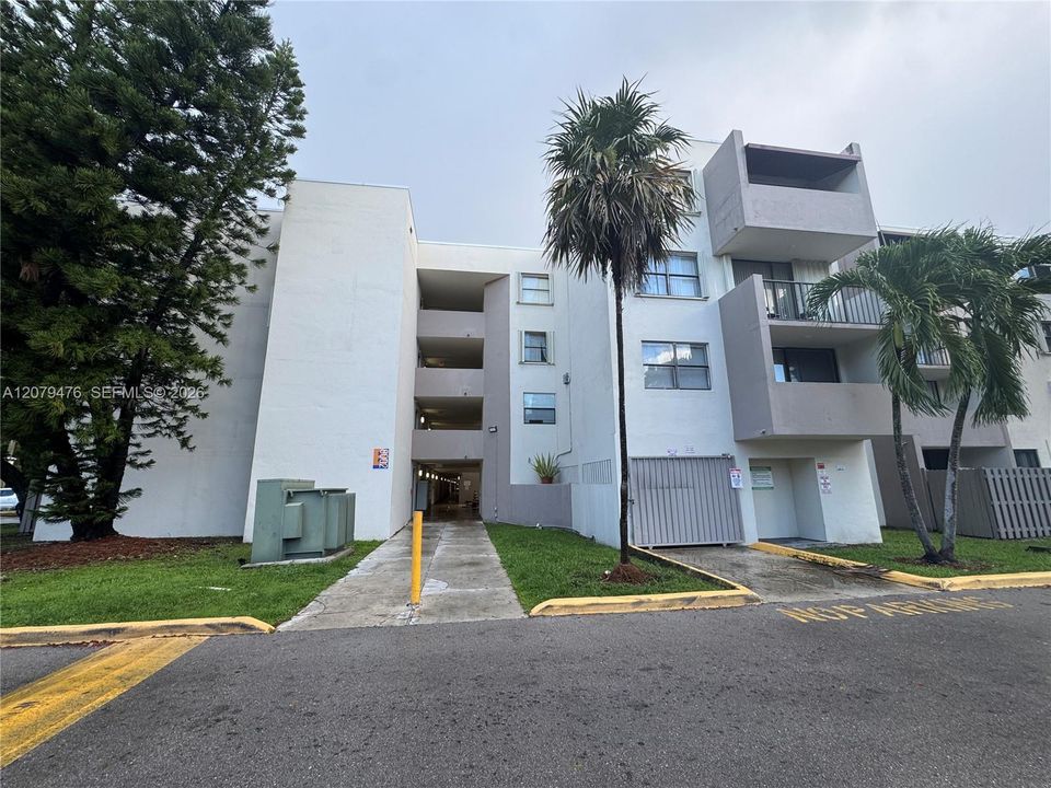 For Rent: $2,000 (1 beds, 1 baths, 721 Square Feet)