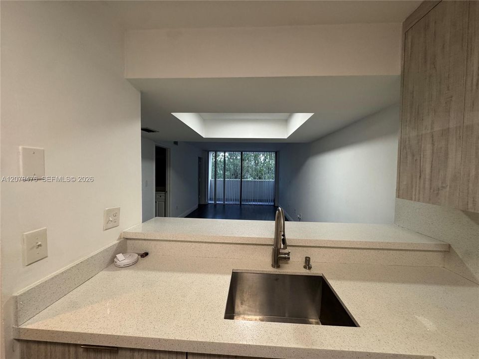 For Rent: $2,000 (1 beds, 1 baths, 721 Square Feet)