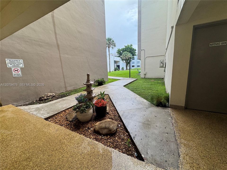 For Rent: $2,000 (1 beds, 1 baths, 721 Square Feet)
